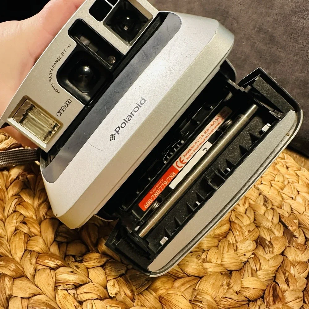 Vintage Polaroid One 600 Instant Film Camera Silver 100mm Focus Range 2 FT‎